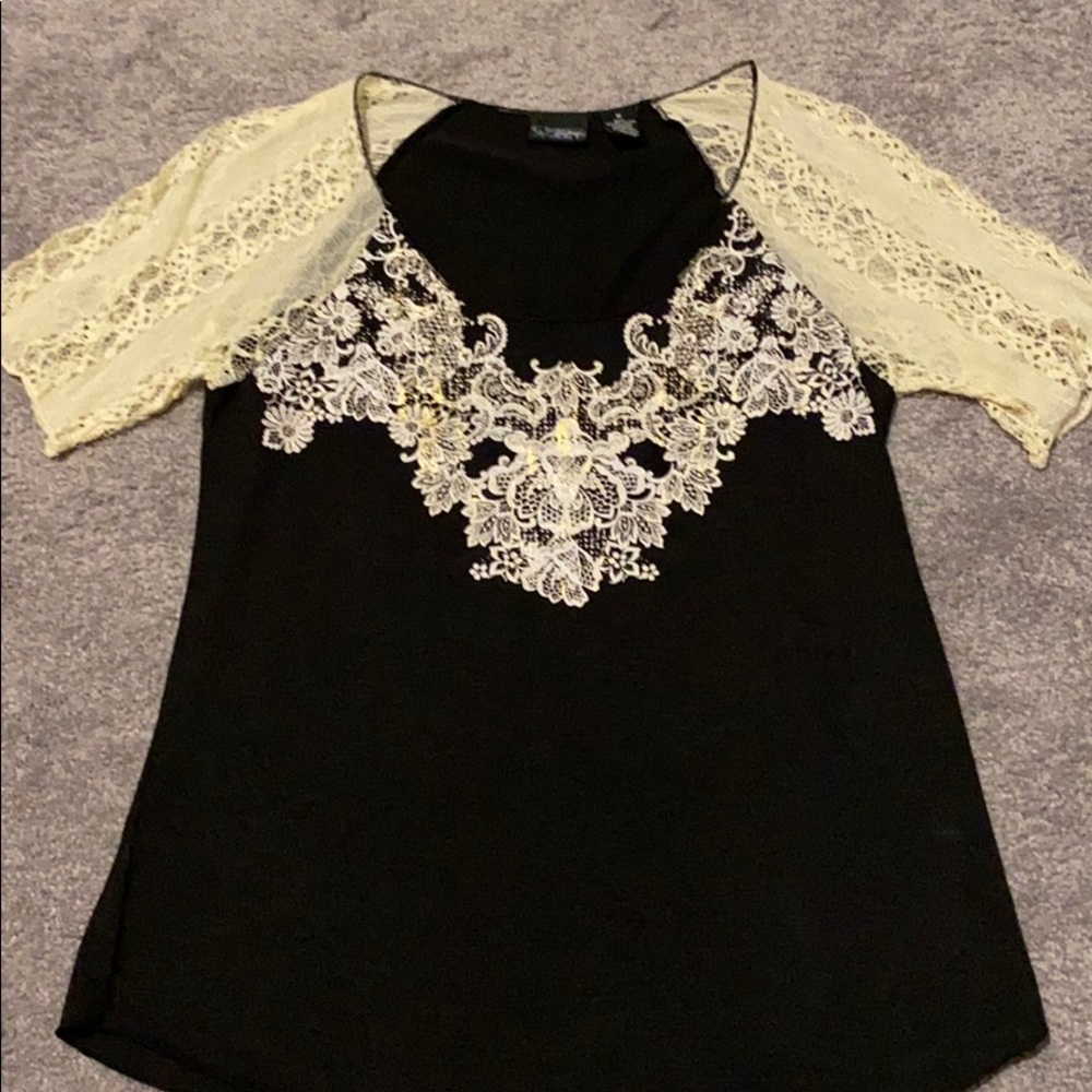 Buckle Daytrip Top with Lace Sleeves